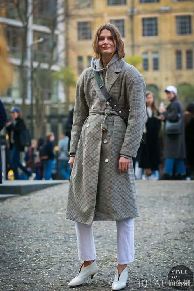 卫衣+牛仔裤=在2018秋冬街拍真的时髦炸了