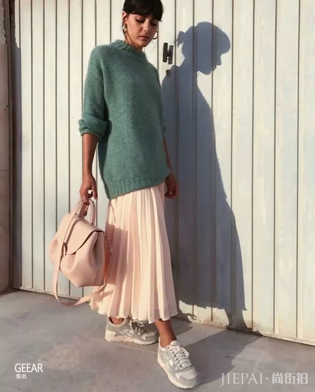 不知道用哪款鞋来搭配你的半身裙？来看看街拍女生们的示范吧