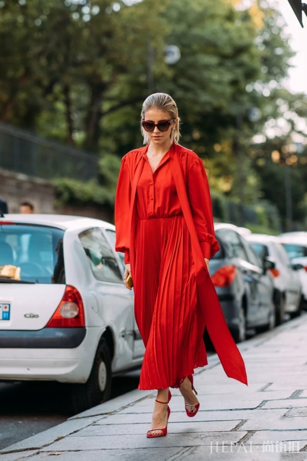 街拍潮人秋季长袖连衣裙搭配 这些美美的裙子怎么搭都好看