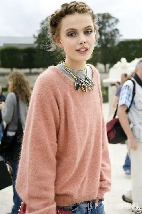 欧美街拍 看潮人冬天穿毛衣戴项链，气质迷人又保暖