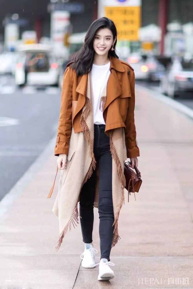 维密超模何穗奚梦瑶撞衫，穿同一款拼色风衣，谁更好看？