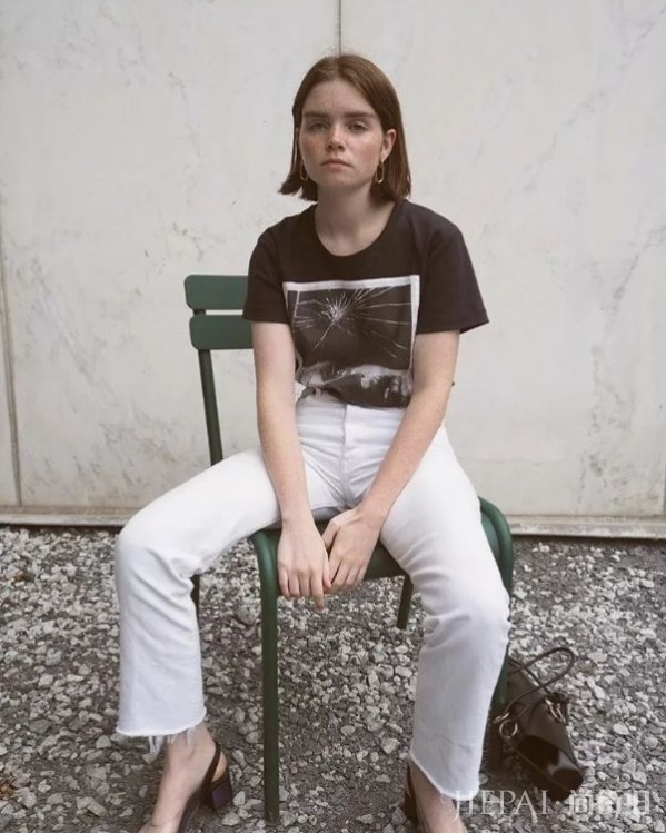 白裤子成为雷区排行榜的第一名，但秋天白裤子如何正确搭配呢？