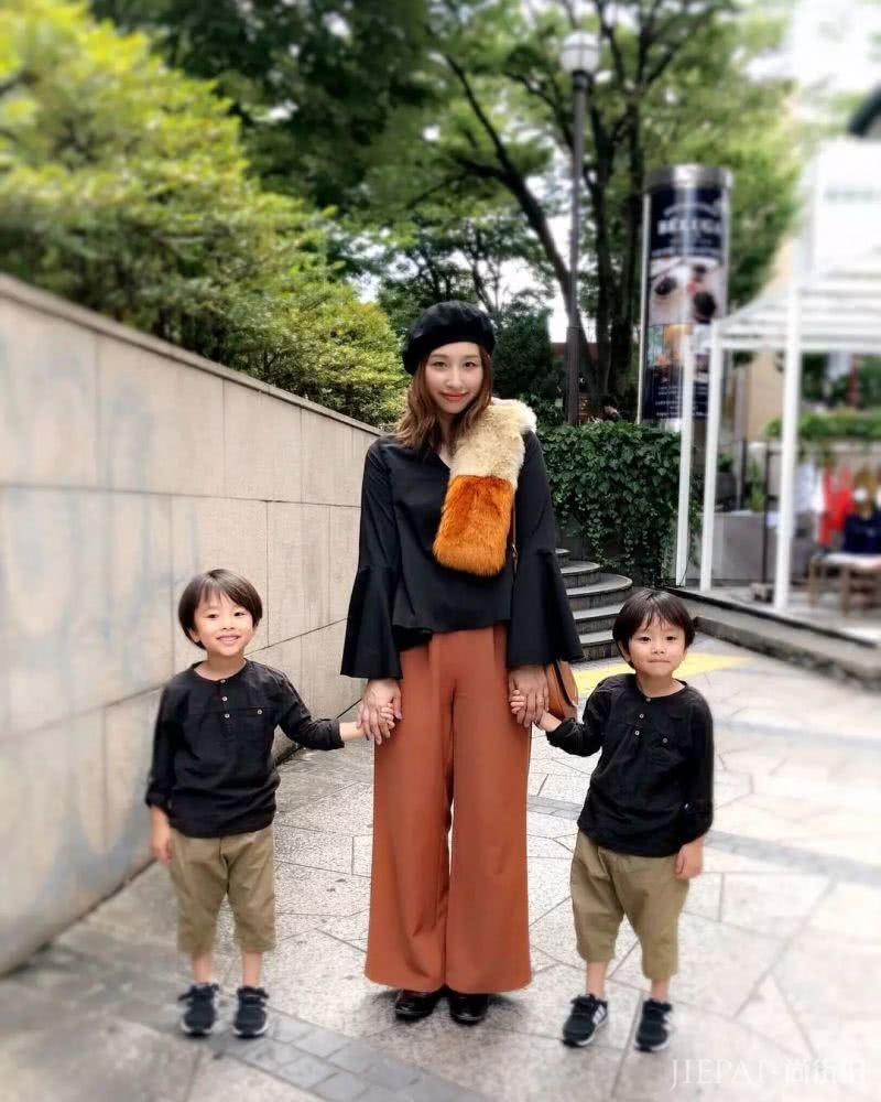 这位日本辣妈和双胞胎萌娃的亲子穿搭太有爱，引无数网友围观