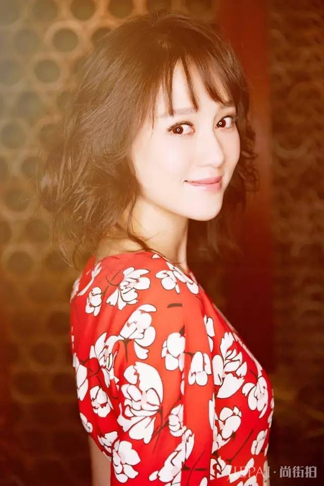 38岁陈乔恩换新发型，新的中长发发型减龄又文艺！