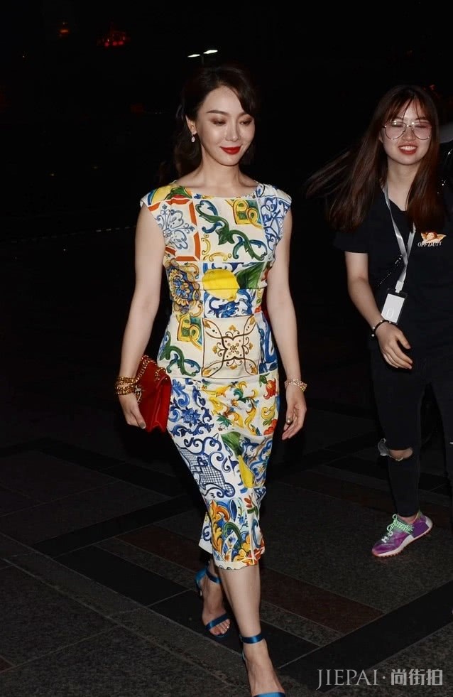 陈数的气质真好!这么艳丽的印花裙穿上却不俗气 造型完美