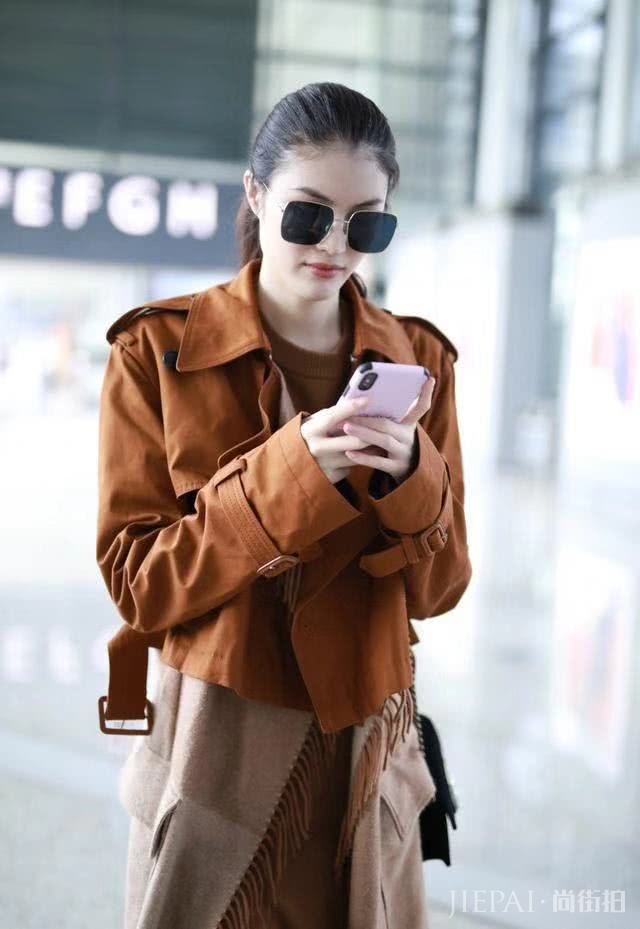 维密超模何穗奚梦瑶撞衫，穿同一款拼色风衣，谁更好看？