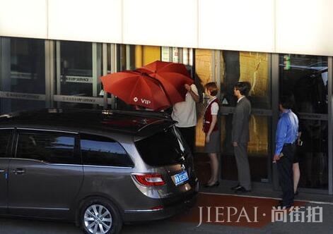 张嘉倪带二胎出门被偷拍，老公全程用手挡住小孩的脸