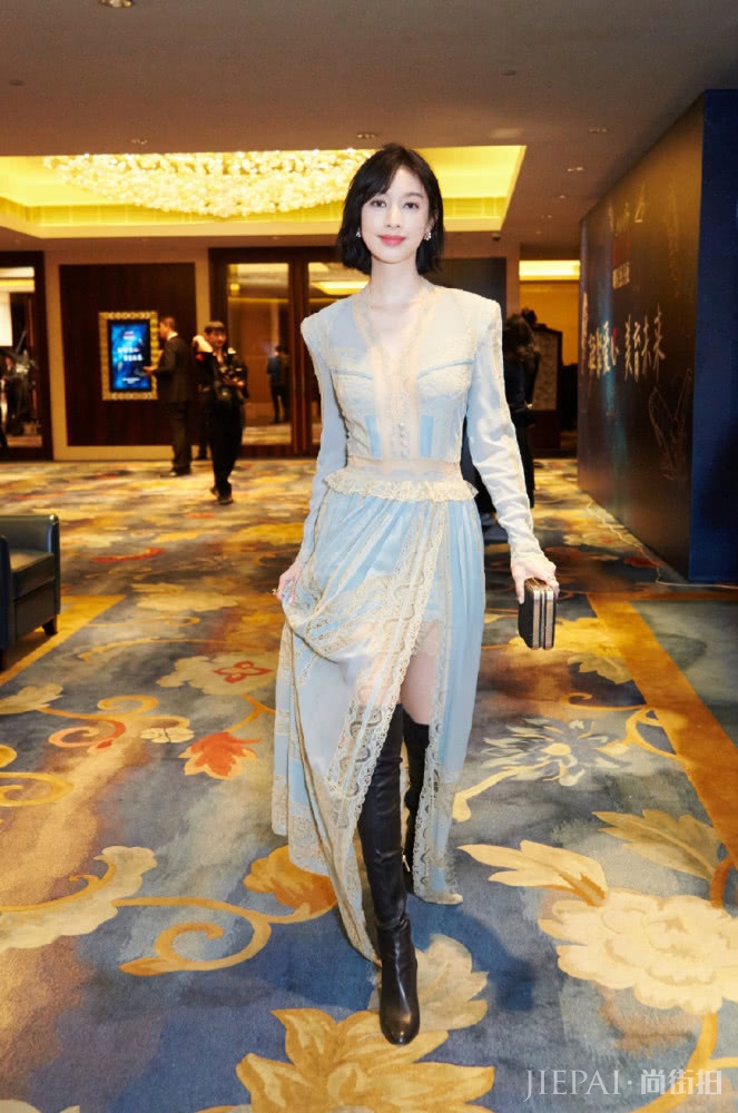 张俪穿搭走异域风格，一袭蓝色长裙性感优雅