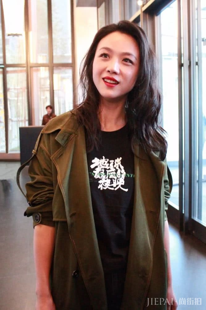 汤唯烈焰红唇配黑发 依然是那个气质女神