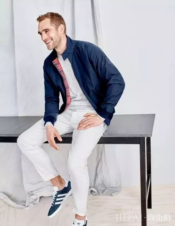 偷偷穿上爸爸飞行员夹克，发现到现在一点也不过时