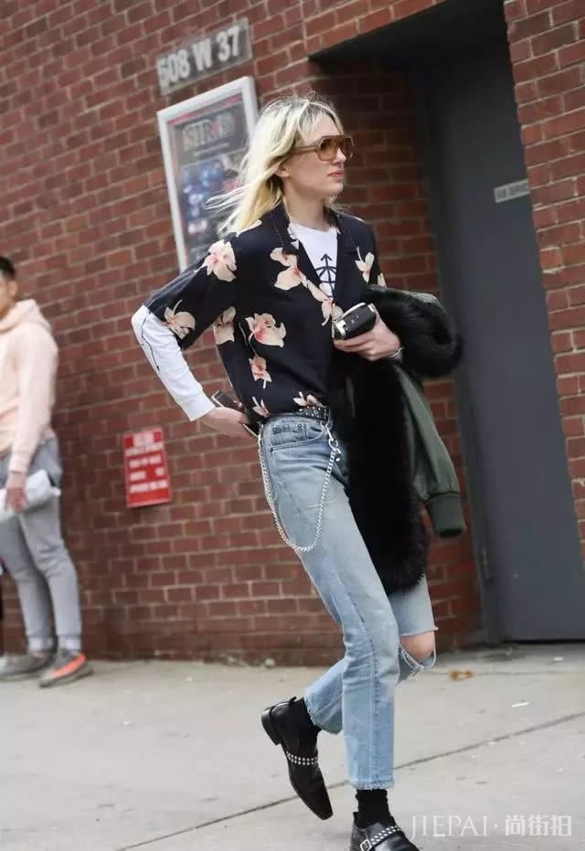 男女生都该学的T恤与长袖叠穿穿法:长袖内搭,配T恤更时尚