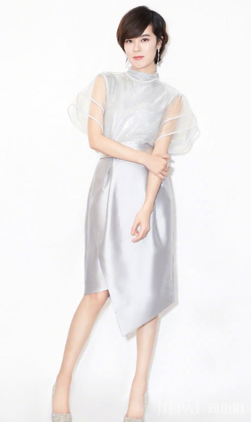 郁可唯的衣服经历了什么?上衣和裙子都被剪开口子,意外很时尚!