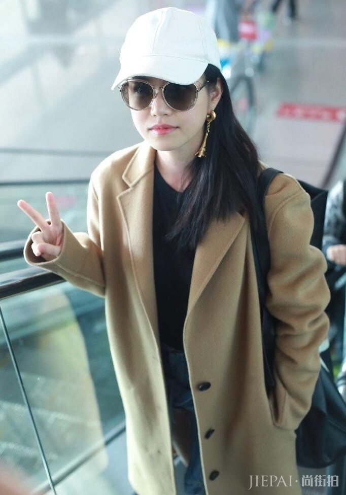 陈妍希驼色大衣配超短裤,当看到她露出的腿后我无语了