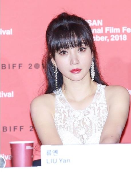 柳岩白裙温婉出席《张天志》釜山记者会 向张晋推荐自热小火锅