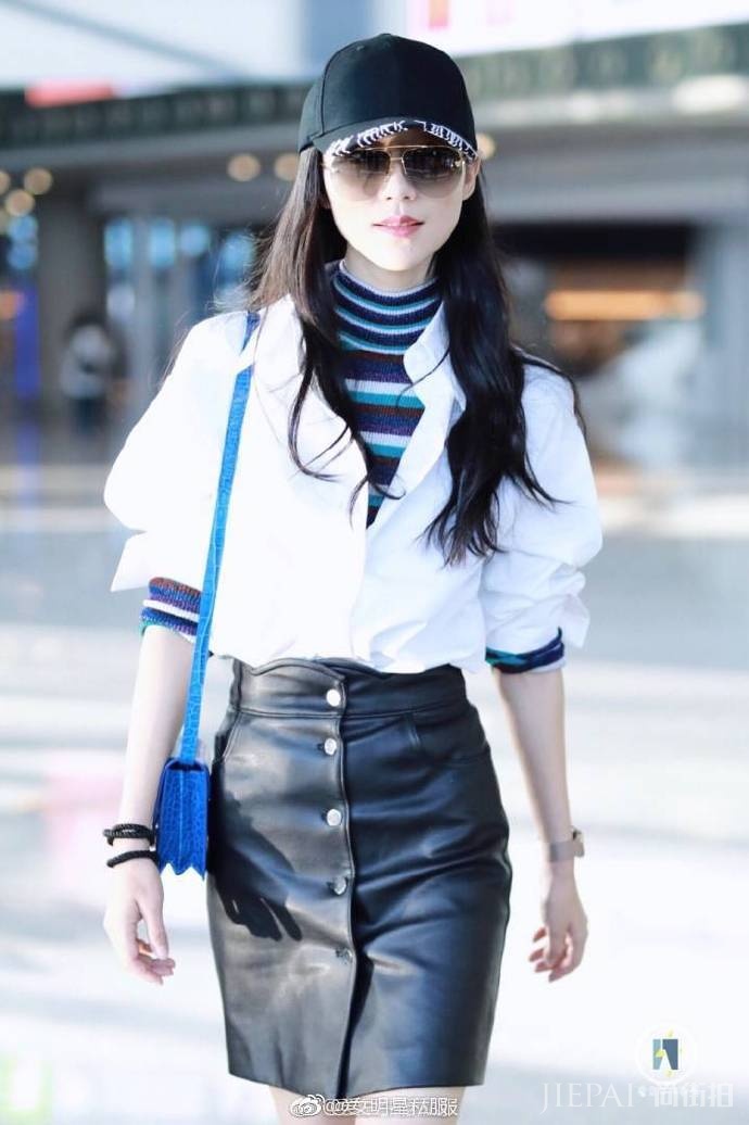 韩雪穿高领衫加衬衣，同时塞裙子还嫌宽松在机场提腰，是有多瘦？