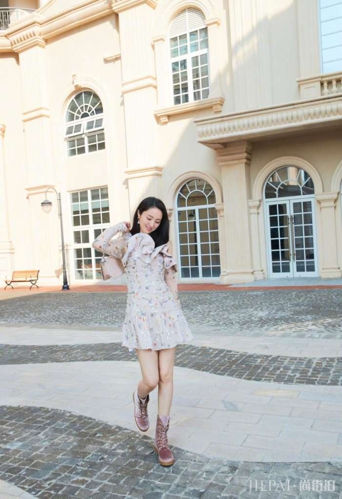 董璇贴心种草，晒街拍秀甜美动感笑容