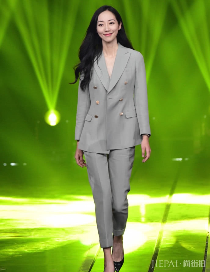 韩雪这套上半身迷倒宅男，不过下半身才是直男最爱！