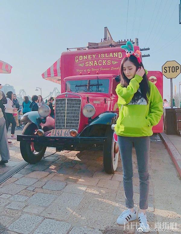 厉害了！杨幂孙俪全靠这件卫衣秒回18岁少女状态