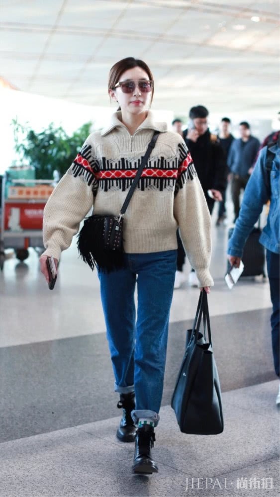 江疏影现身机场,爱穿“针织衫”美丽挡不住