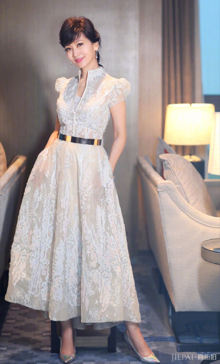 赵雅芝穿白色V领连衣裙优雅大方