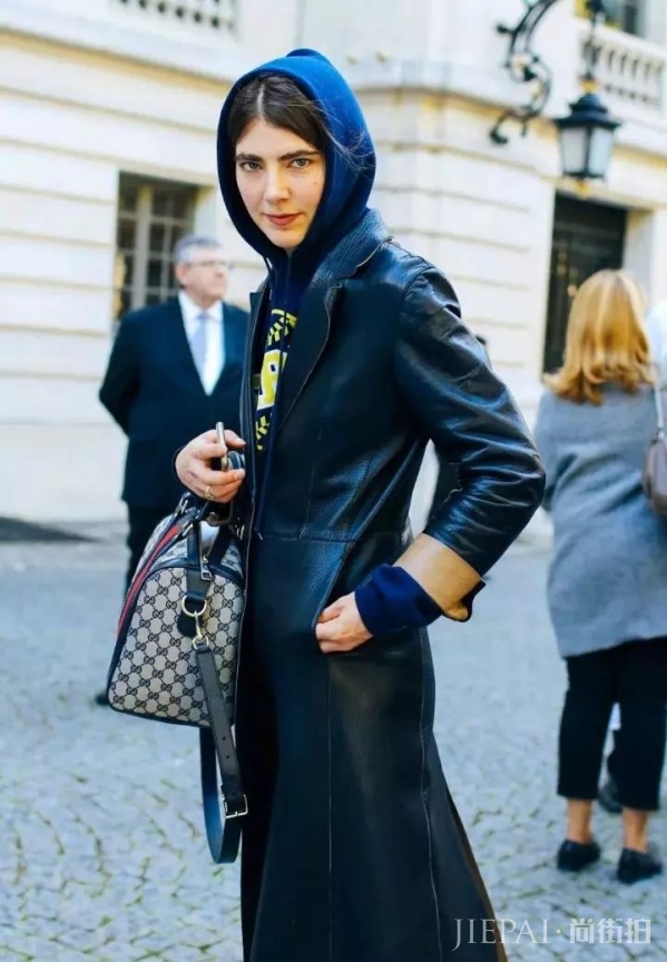 女生秋冬卫衣怎么穿好看？卫衣比高领衫减龄比衬衫实穿