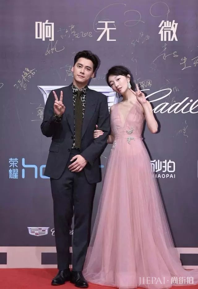 周冬雨穿衣楷模，迷彩裙混搭透视衣，时尚满分！