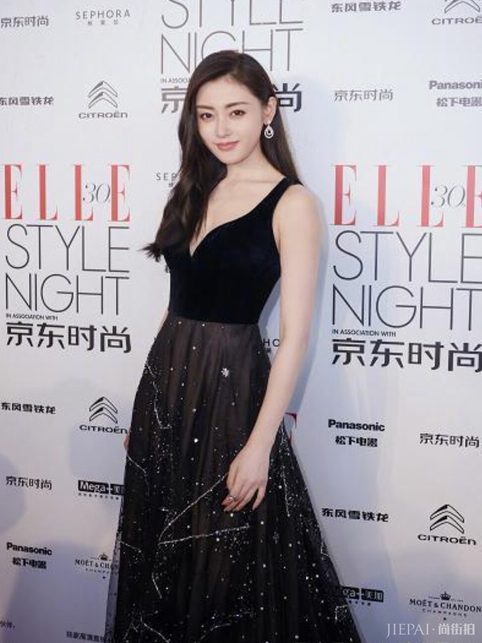 张天爱穿黑色长裙，露出性感锁骨，穿着个性还好看