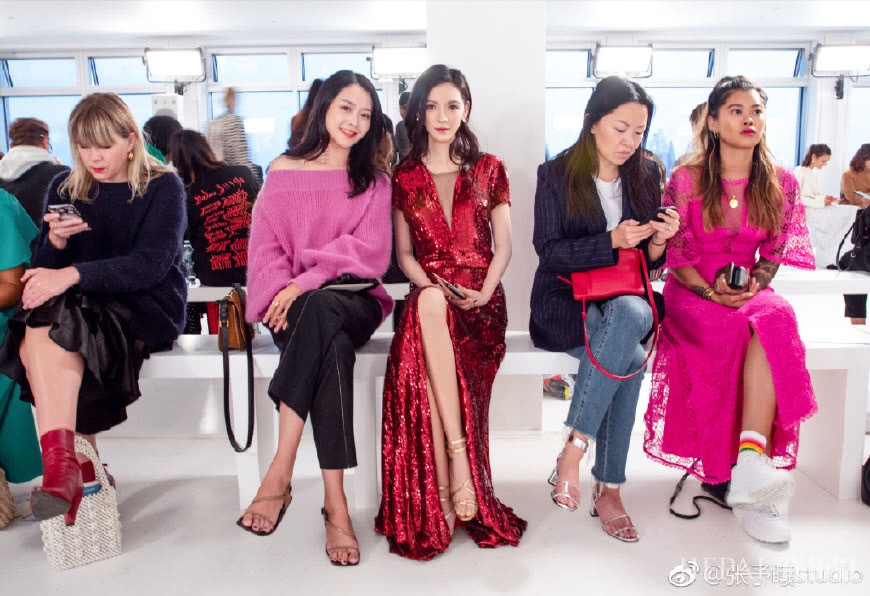 张予曦穿一件红色裙子就能撑得住场面,一般人驾驭不了