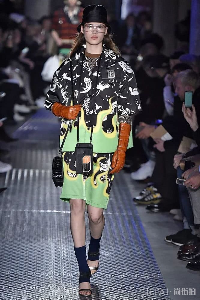 时尚圈的黑科技挂脖包你尝试过吗?