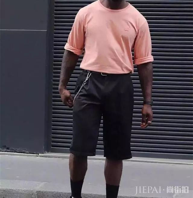 男生皮肤黑怎么穿?选对颜色很重要