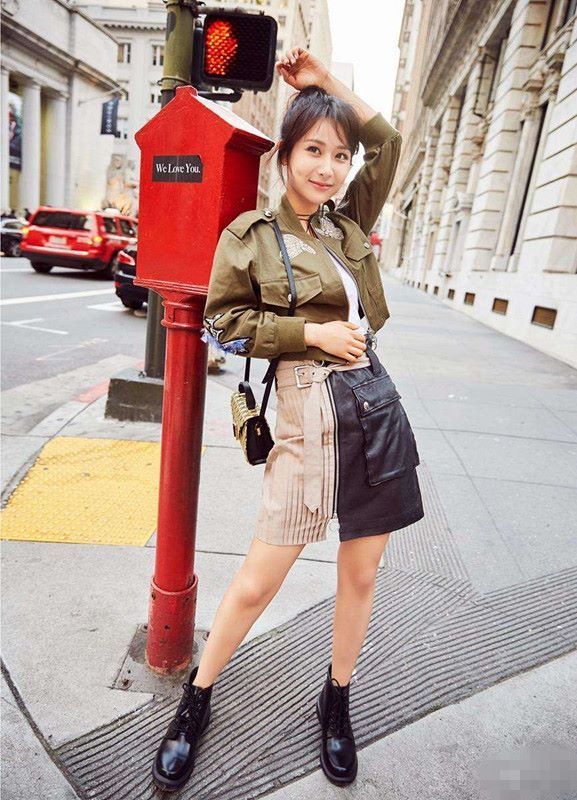 杨紫分手后更美了,白色卫衣搭马丁靴,柔中带刚