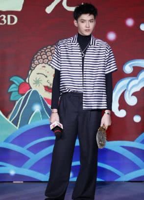 男女生都该学的T恤与长袖叠穿穿法:长袖内搭,配T恤更时尚