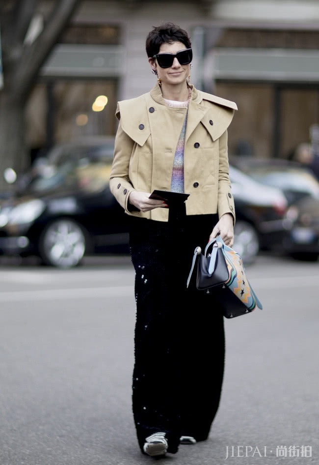 卡其色风衣今年依旧流行，秋季这样搭配时髦又有气质