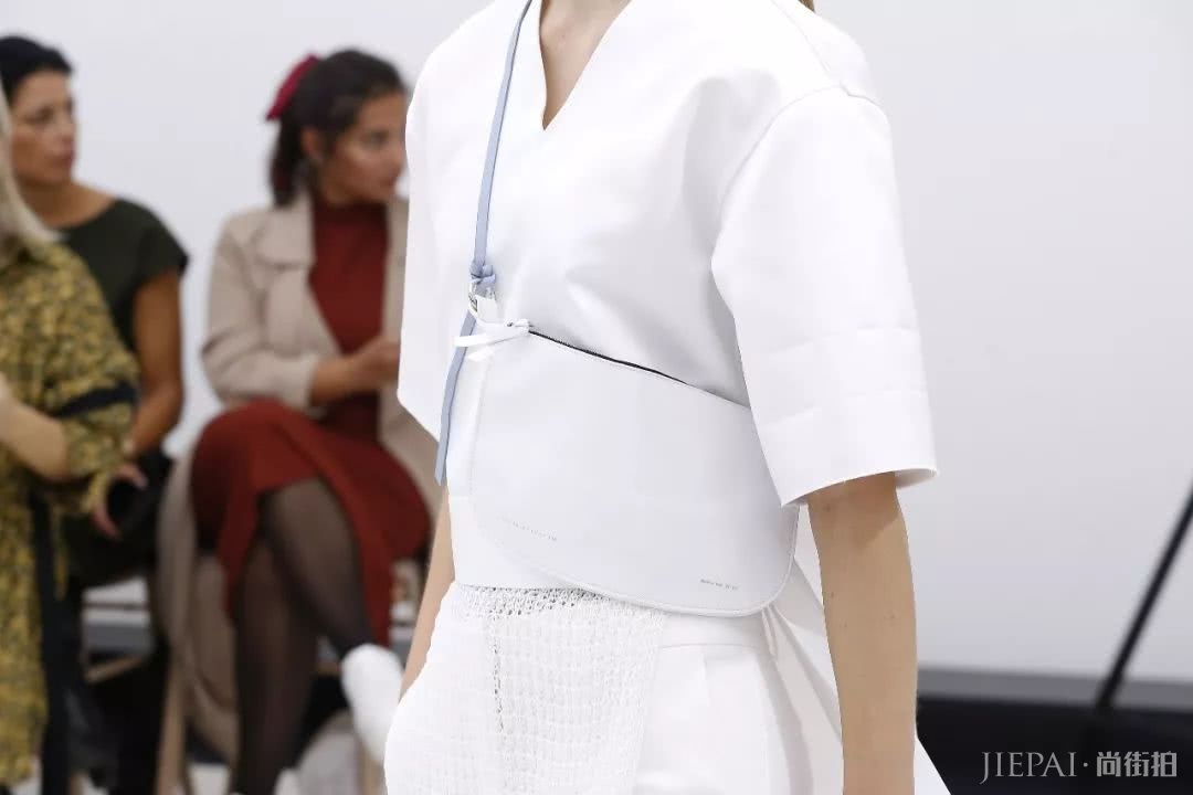 复古风盛行的当下，看欧美明星和街头潮人背这样的包包更出彩