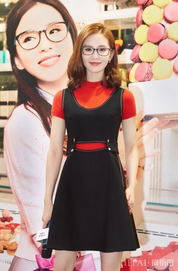 刘诗诗系腰带还故意把肚子露出来？这时尚感学不来