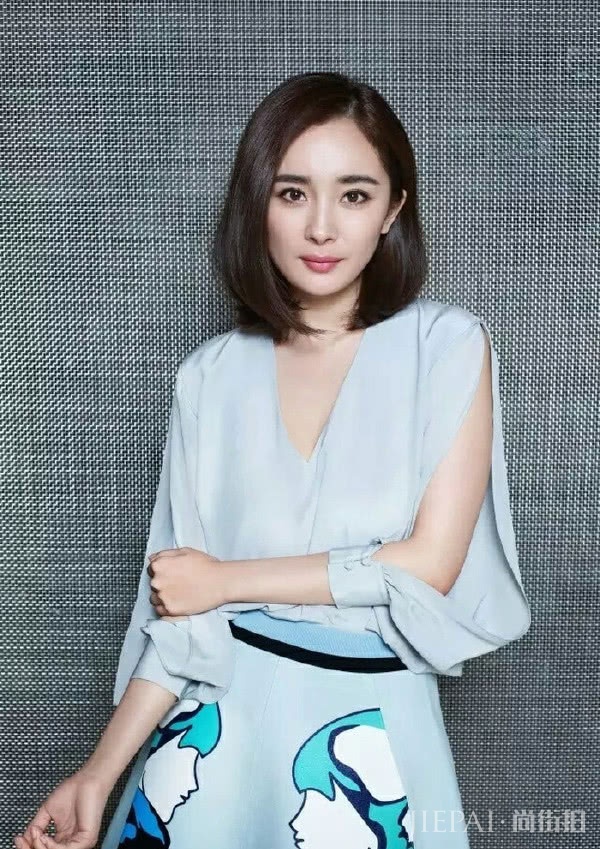 32岁杨幂硬穿出了18岁的样子!白色短袖+黄色吊带裙,真美