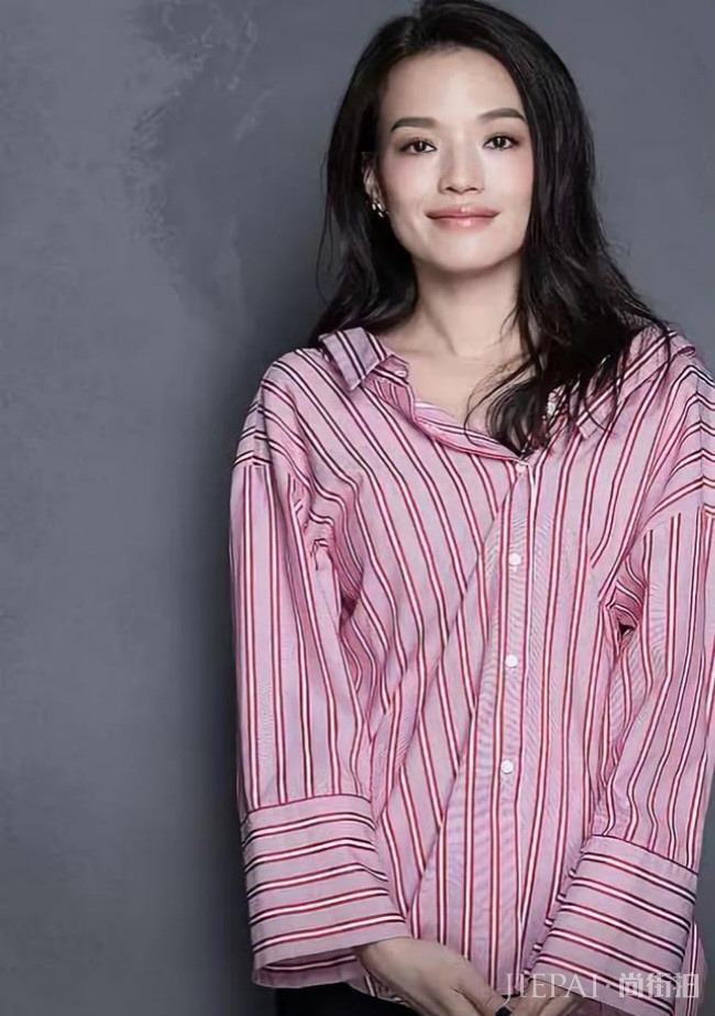 42岁舒淇日常穿搭时尚又大气,完全不输当红小花