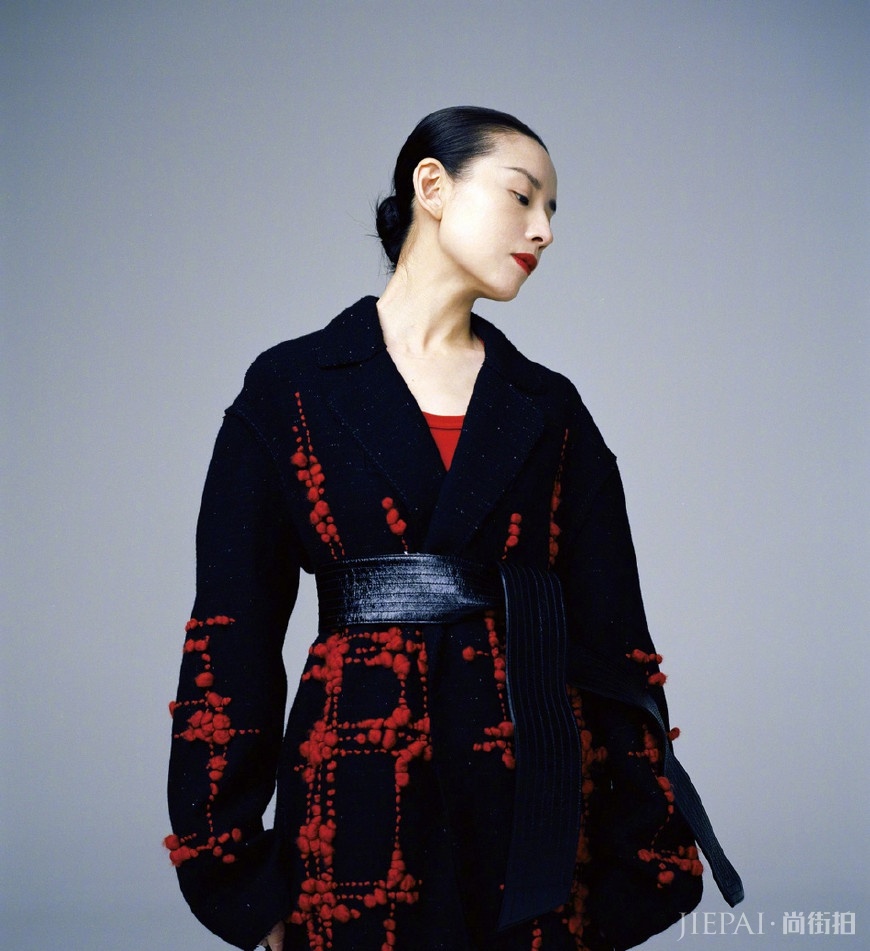 辣妈董洁换风格,粗眉红唇拍大片,女王气场炸裂啊