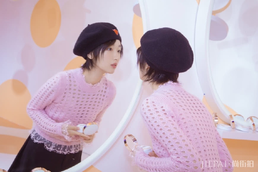 周冬雨穿粉色上衣+黑短裙现身，短发造型俏皮可爱