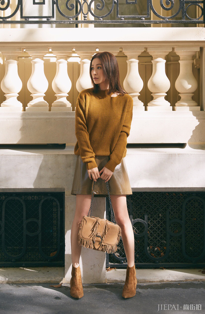 佘诗曼毛衣配短裙，同色系穿出高级感，她的搭配简直就是穿衣打扮的教科书