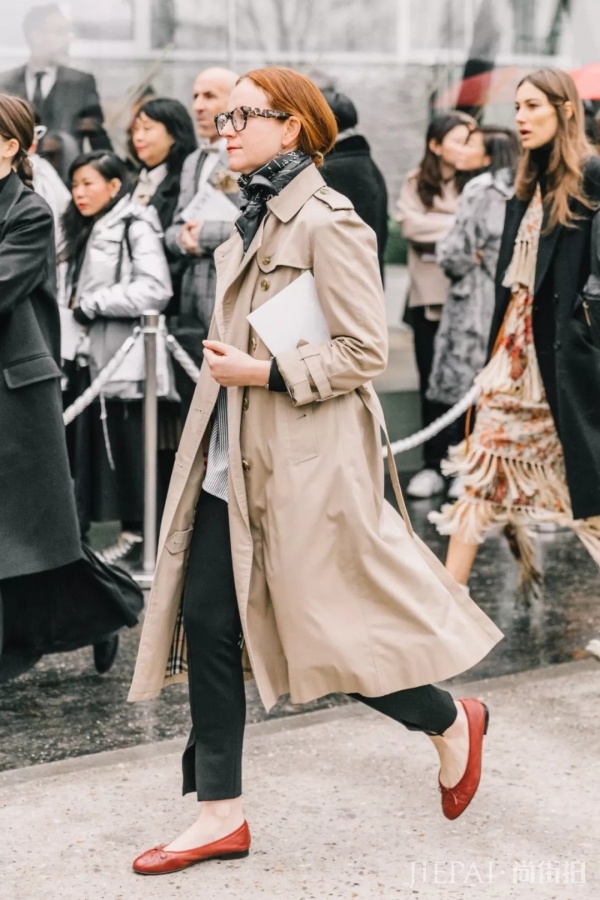 秋天女生们都穿什么鞋 茶系奶奶鞋在今年已成为最热单品