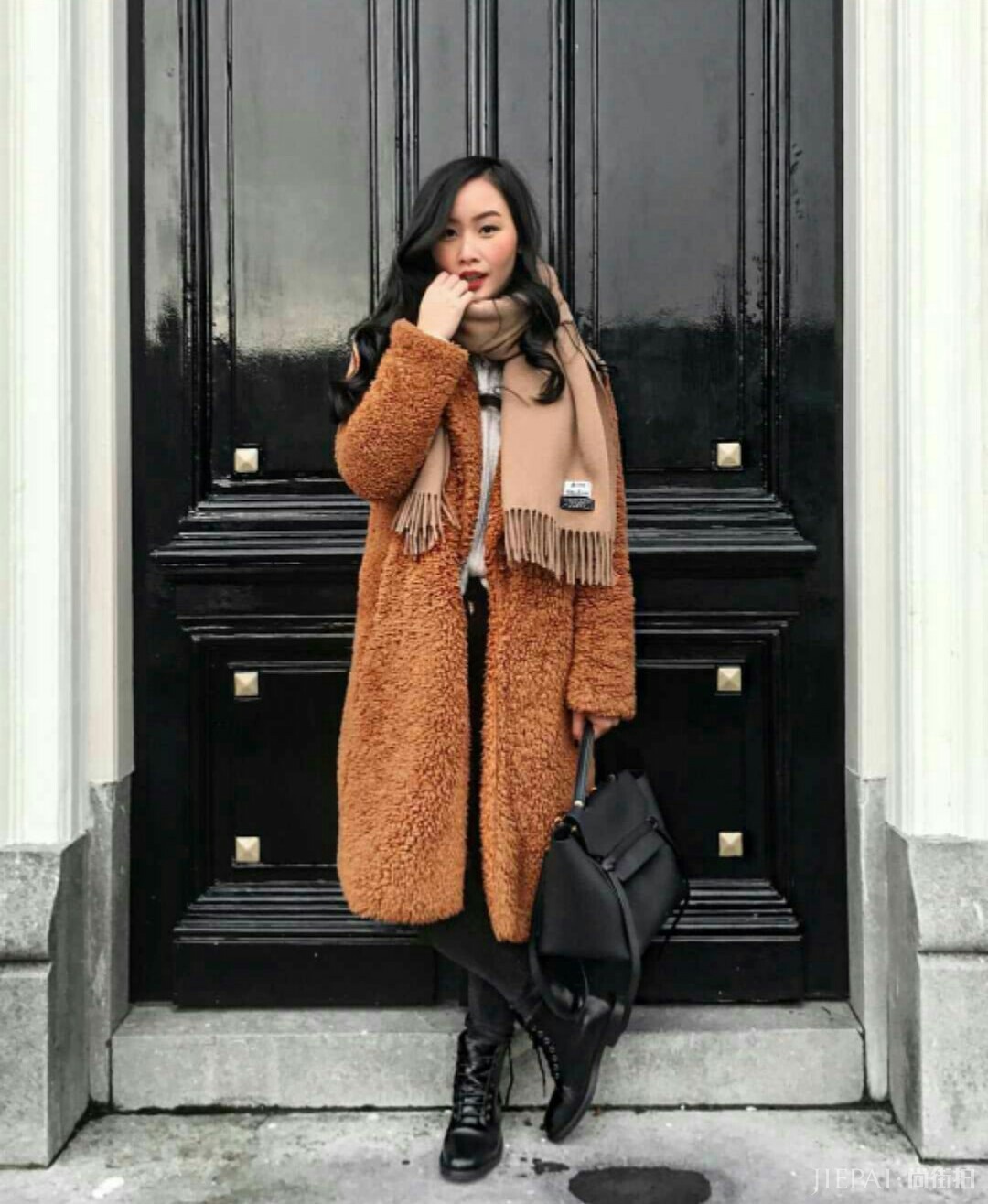 欧美秋冬街拍，围巾这样系既时髦又好看