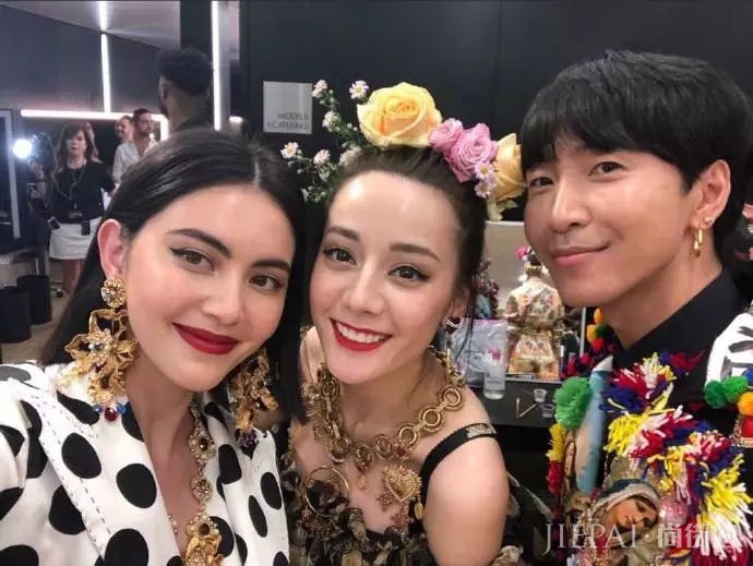 时装周和迪丽热巴一起登上T台的美女,据说是泰国的当红花旦影后Mai Davika?