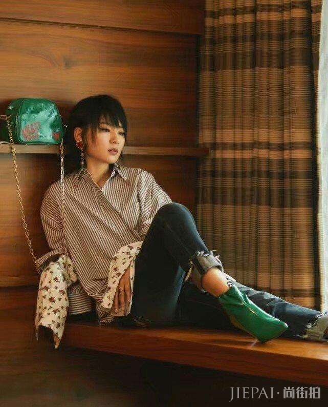 周笔畅的改变真是惊艳, 穿黑色印花裙大露香肩 网友: 继续保持