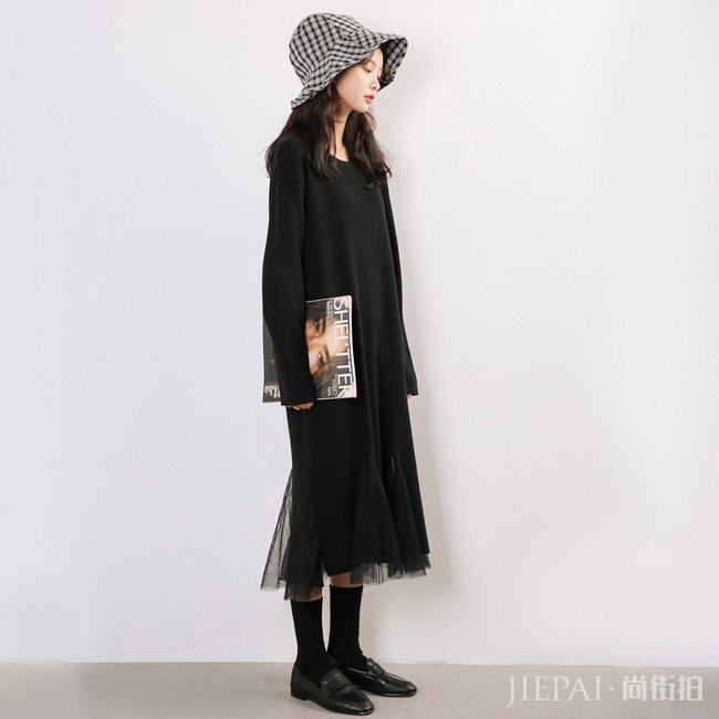 今年流行这样搭，“网纱裙+卫衣”混配
