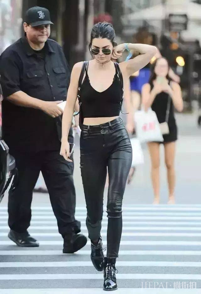 漆皮亮面 or 丝绒短靴，你更想剁手哪一款？