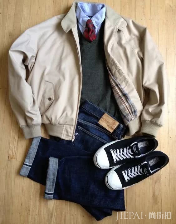 偷偷穿上爸爸飞行员夹克，发现到现在一点也不过时
