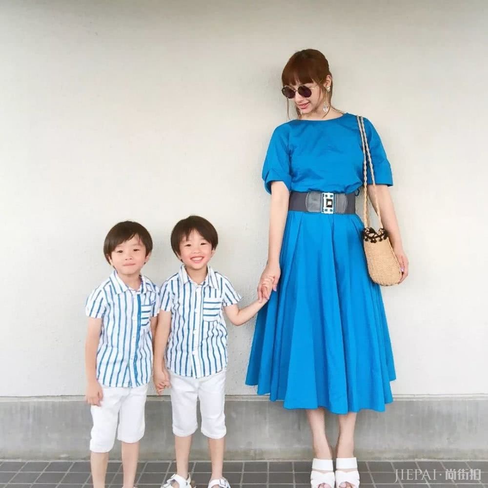 这位日本辣妈和双胞胎萌娃的亲子穿搭太有爱，引无数网友围观