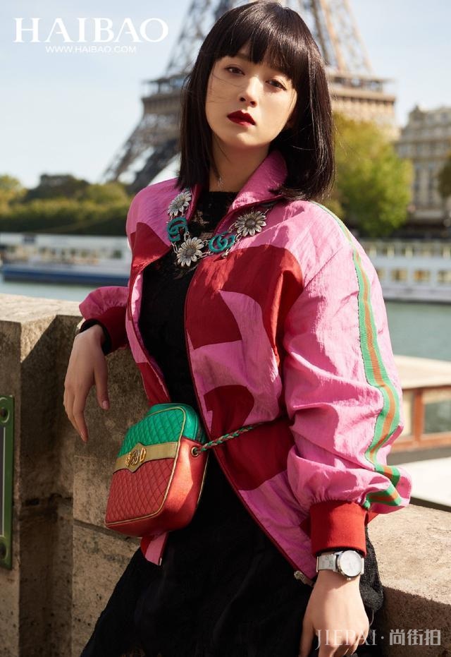 蒋欣总算换发型，软萌齐刘海配烈焰红唇又帅又美，焕然一新太惊艳