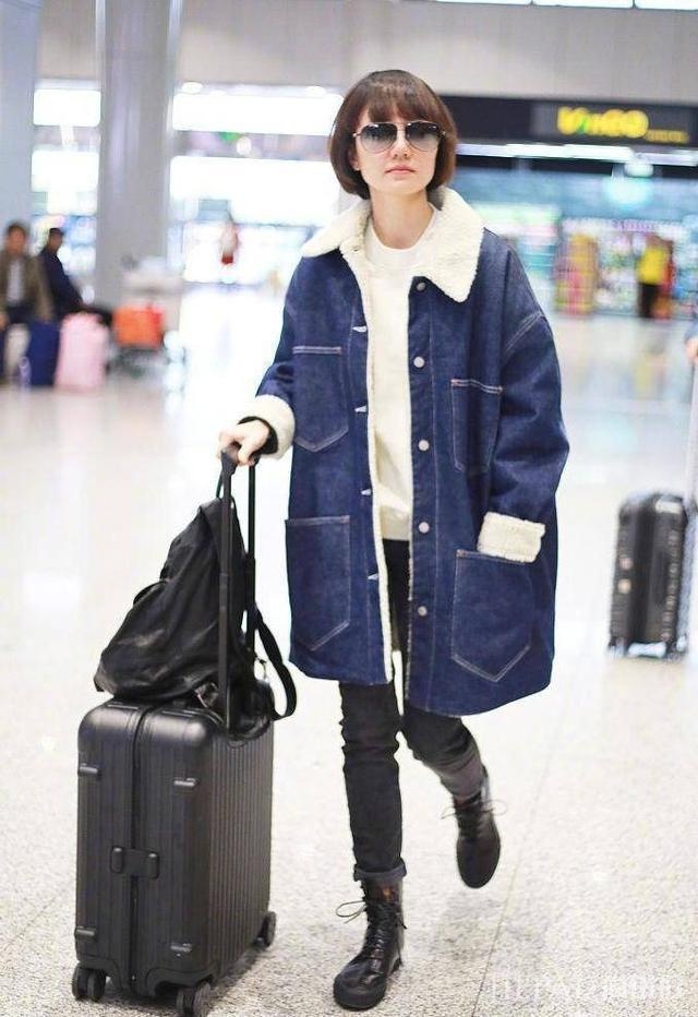 袁泉机场又穿牛仔大衣,这次只是换个内搭,却更减龄也更保暖了